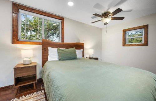 6-min walk to Lake - Home w/Fire-Pit & Pool Table - Foto 22