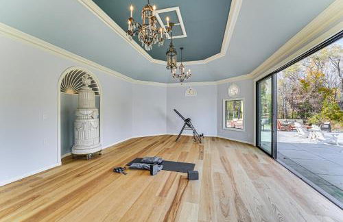 Ambient Manchester Village Abode with Deck and Pond! - Foto 22