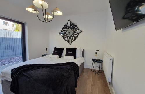 Modern & Spacious 5 Bedroom Bungalow with Parking Near Brecon Beacons & Bike Park Wales - Photo 9