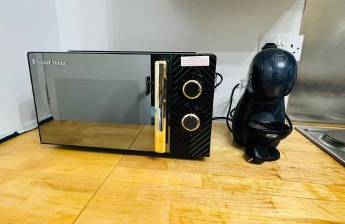 Luxury 2-Bed Apartment,Office with Built-In TV King Bed, Private Entrance and free Parking - Foto 28