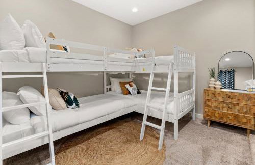 Lux 5BR gem with Heated Pool, SPA, and Outdoor Movie Theater - Foto 25