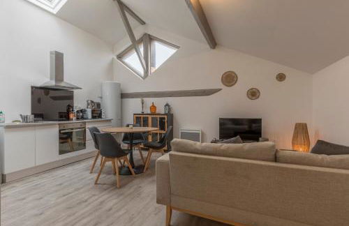 ATYPIQUE - 2 chambres avec salles de bains, cuisine équipée, parking gratuit - Foto 1