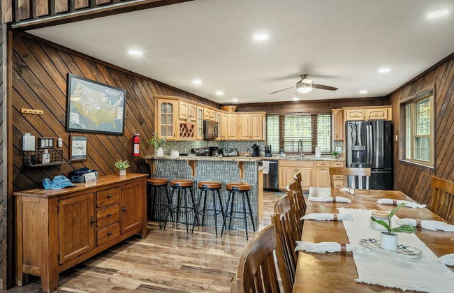 Sky View Chalet by Avantstay Stunning Interior, Spacious Deck, Hot Tub, & View - Photo 11