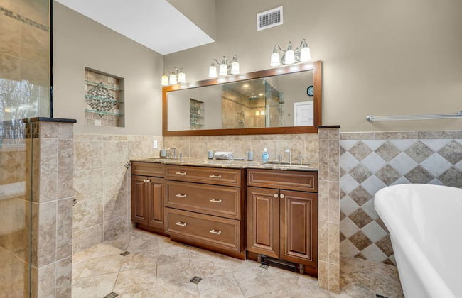 Cozy Private Home W Fireplace Outdoor Kitchen - Photo 32