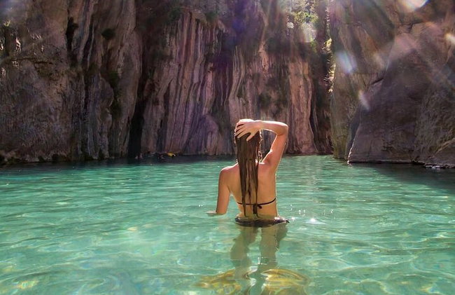 Nada en Fuentes termales y explora el cañón de Montanejos. - Foto 1