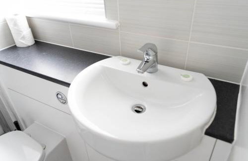 Lovely, comfortable 2-bed Braehead - free parking - Pass the Keys - Foto 42