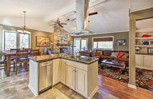 Holiday Island Home: Hot Tub & Wood Stove! - Foto 13