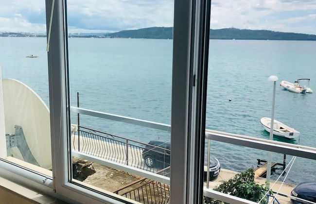 Coastal Charm in Kaštel Kambelovac With Terrace & Sea Views - Foto 10