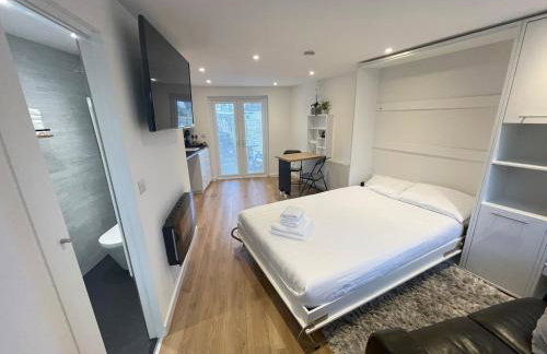 Self-contained studio with folding down Bed - Foto 11