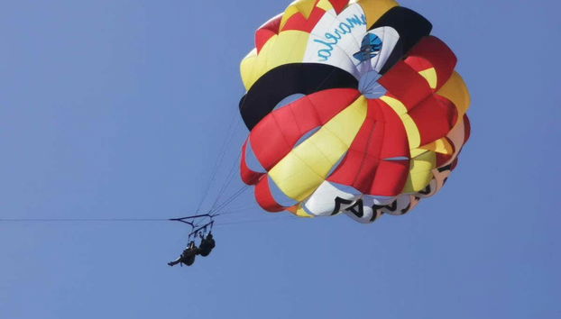 Praticando parasailing a Torrevieja