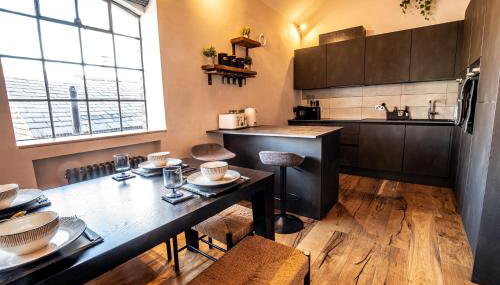 DJH Homes - Luxurious and chic 3BR Grade II Industrial House with log burner and electric blinds - JQ, Birmingham City - Foto 5, stove, pet friendly, minibar