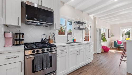 Classic Beach Bungalow - Parking, Private Patio & Pet Friendly! - Foto 4