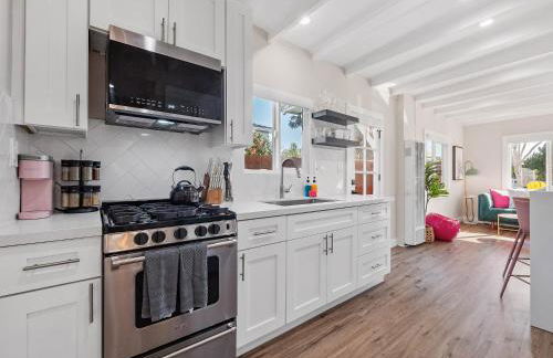 Classic Beach Bungalow - Parking, Private Patio & Pet Friendly! - Foto 4