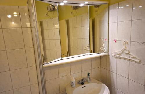 Winterberg Appartement 6 Pers aan Skilift grootste Skigebied nabij Bikepark Unieke locatie met zeer rustige tuin in het bos en het gezellige centrum leuke cafes restaurants en gratis zwembad sauna relax speelruimte parkeerplaats naast Der Brabander - Foto 6