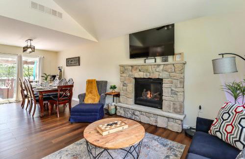Lakefront Pocono Retreat w/ Hot Tub & Movie Hub - Foto 8