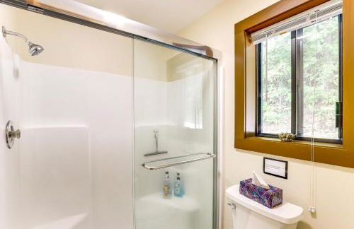 Maggie Valley Mountain Escape with Fireplace and Deck! - Foto 16