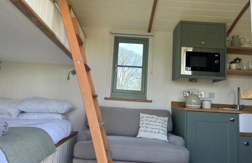 Luxury Shepherds Hut near Glamorgan Coast - Photo 20