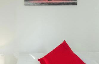 Spacious 2-Bed House, Free Parking, Fast Wi-Fi, Netflix, Contractors Welcome - Photo 10