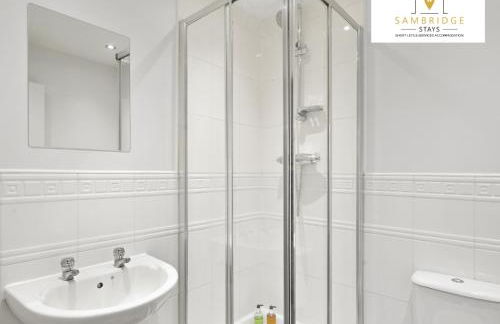 Beautiful 2 Bedroom Seviced Apt in Aylesbury By Sambridge Stays Short Lets & Serviced Accommodation - Foto 13