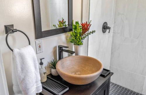 Refined and Roomy 1BD House with Laundry - Foto 20