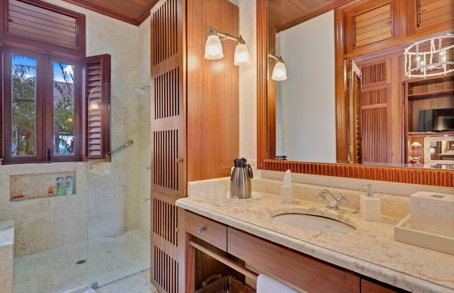 Magnificent Eight Bedroom Holiday Home - Photo 25