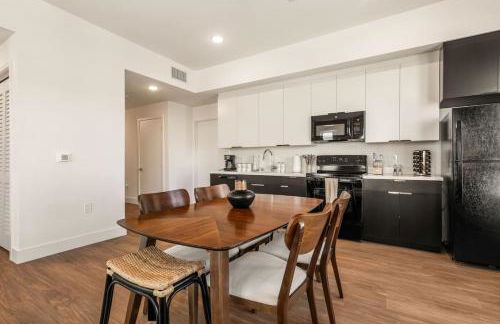 Stylish 2BD Haven with Scenic DTLA Views and Parking - Foto 37