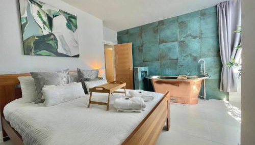 The Alice Apartment - by Coastline Retreats - Balcony Apartment - Alice in Wonderland Themed Secret Room - Luxury Copper Bath in Master Bedroom - Foto 3