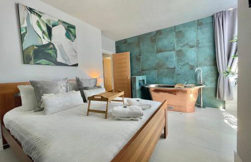 The Alice Apartment - by Coastline Retreats - Balcony Apartment - Alice in Wonderland Themed Secret Room - Luxury Copper Bath in Master Bedroom - Foto 3