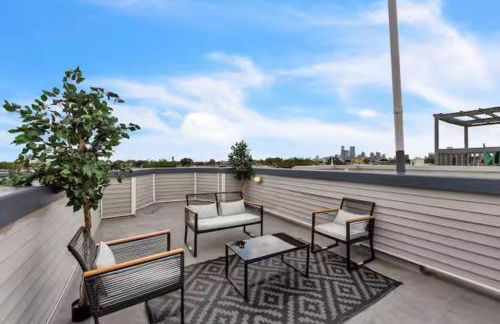 Lovely 2BR w Patio - 10 mins to DT - Sleeps 10 - Foto 24