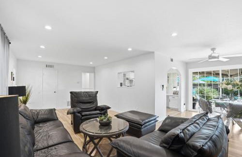 Private Pool 4BR Family Retreat - Patio, Outdoor Dining, BBQ Grill, & Free Parking - Sleeps 8 - Foto 52