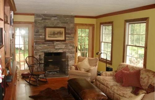 Secluded Cottage Rental with a Heated Pool in Red Hook for Family Getaways in New York State - Photo 2