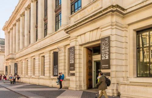 Stunning Hyde Park Home with Private Balcony & Lift Elevator Access - Foto 44