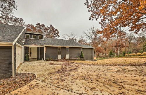 Lakefront Rogers Getaway with Hot Tub and Deck! - Foto 43
