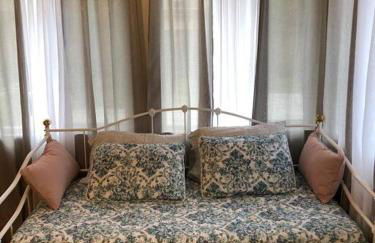 Ruth House Original Craftsman PETS, walk to State st. - Photo 4