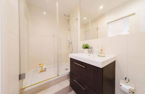 Chiado Gem Private Pool & Patio Retreat - Photo 57