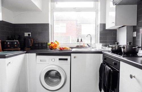 Spacious 3BR Weekend Getaway Home Near Etihad and Coop Live - Free Parking! - Foto 11