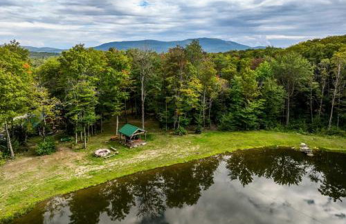 Secluded 2BR Cabin w Hot Tub, Pond, Trails, WiFi - Foto 21