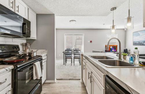 Sleek 2BR Stay with Pool, Gym, and Modern Comforts - Foto 1