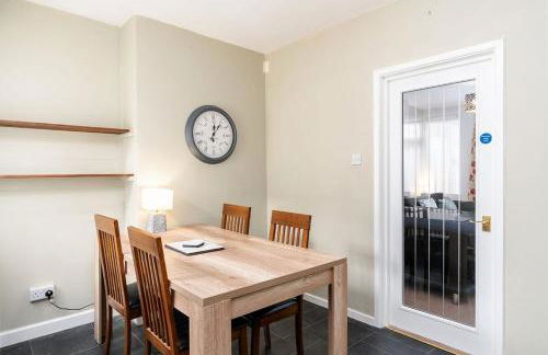 Convenient 2BR House with Great Transport Links - Photo 11