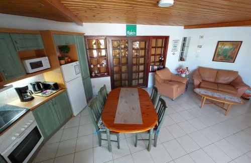 2BR Bungalow with Sunny Private Terrace - Secure Gear Storage - Foto 6