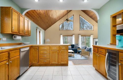 Peaceful Forested 5 Bdrm Near Lake sleeps up to 16 - Photo 27