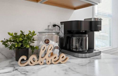 Urban Oasis Cozy Home Near Downtown with Game Room and Firepit - Foto 28