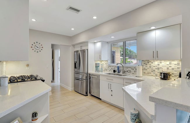 Waterfront Villa Private Pool! - Foto 14