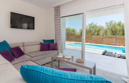 Maridenia Villa - Family Escape with Private Pool, by ZanteWize - Foto 18