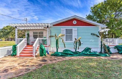 Walk to Cedar Creek Reservoir Home with Fire Pit! - Foto 1