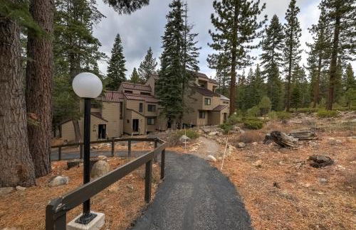 Alpine Escape: Tahoe Oasis Steps from Lake - Foto 27