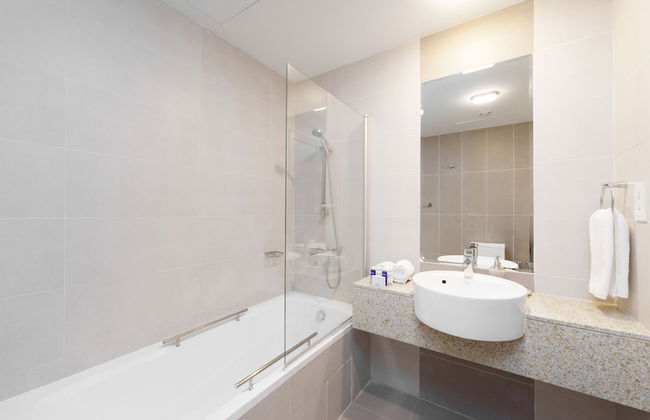 Maison Privee - Elegant and Panoramic Sea View Apt on Al Reem Island - Photo 12