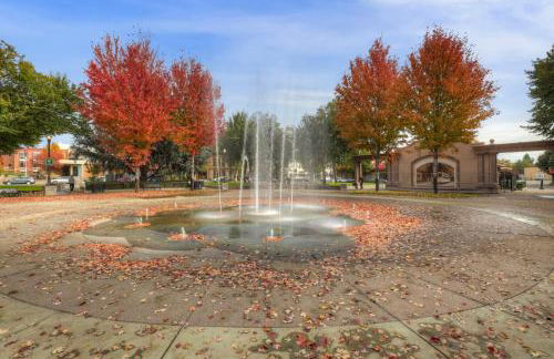 New Tudor Cottage one block from Chico State and downtown with private garage - Foto 24