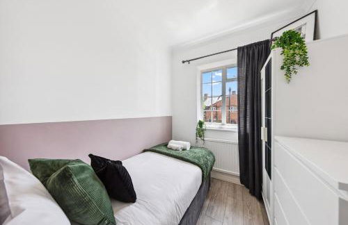 Modern and Comfortable Spacious 3 Bedroom House with Large Private Garden - Foto 8