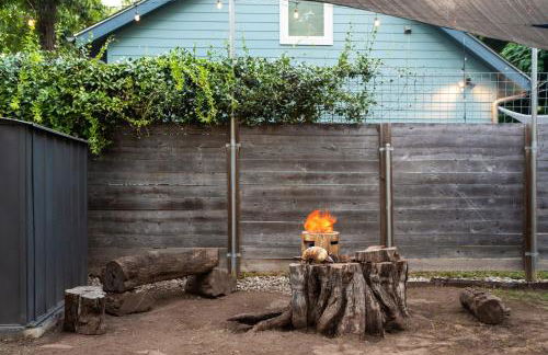 East Austin Bungalow w BBQ Firepit Fun Yard - Foto 21